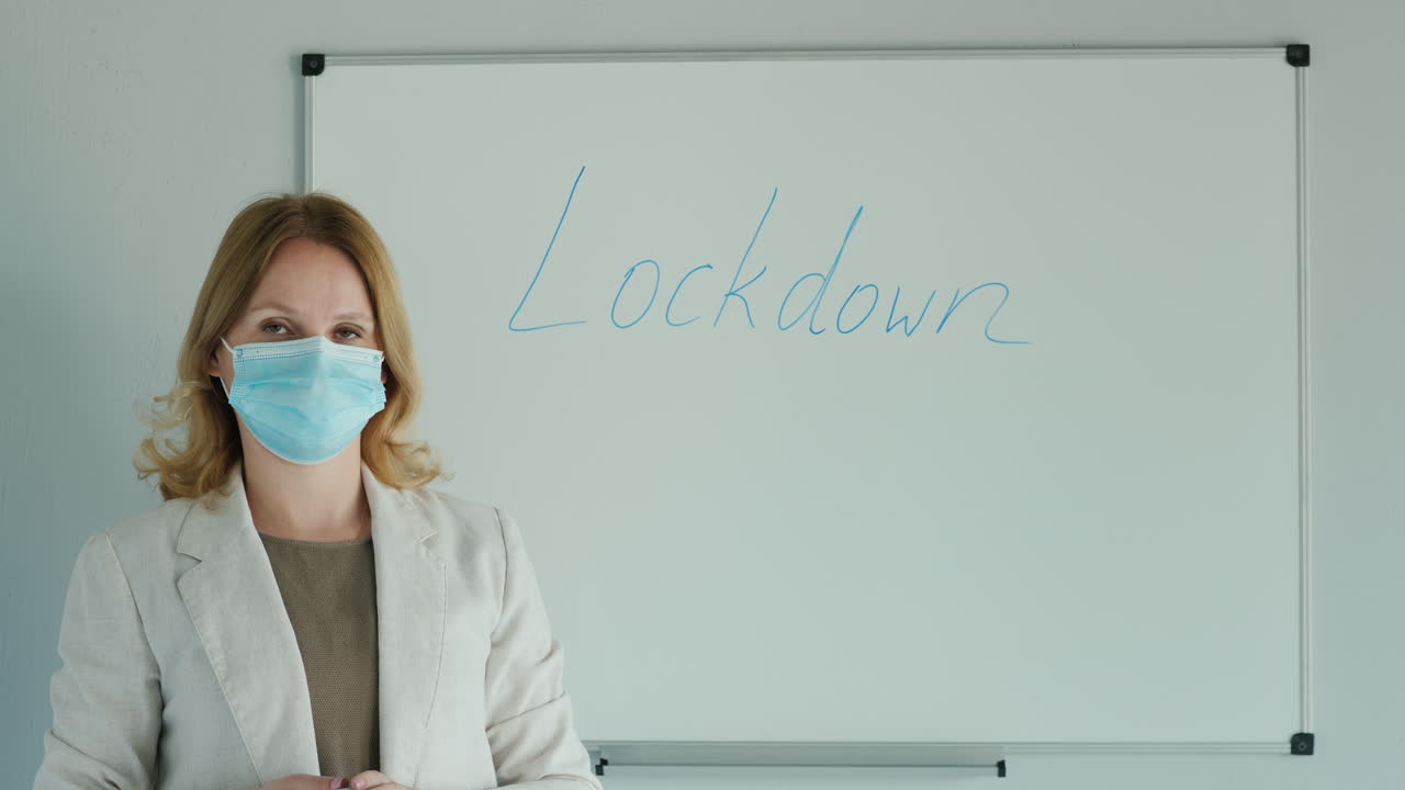 el removedor borra la palabra bloqueo y quita la máscara protectora de la cara