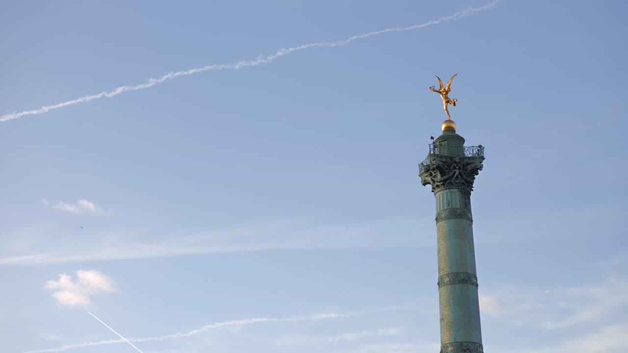 estatua de la columna de julio contra el cielo azul en parís, francia