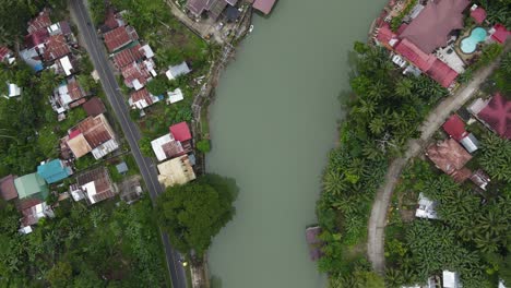 Vista-Panorámica-Superior-Del-Agua-Del-Paisaje-Del-Río-Loboc-Filipinas-A-Través-Del-Canal-Tropical-Verde-Del-Pueblo