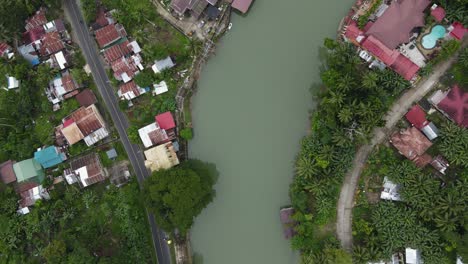 로보크 강 (loboc river) 의 상단 파노라마 뷰 필리핀 풍경 마을 녹색 열대 운하를 통해 물