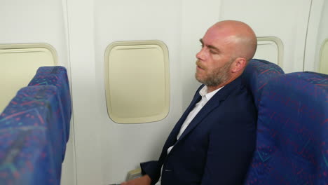 un hombre cansado y tardío en el avión esperando e impaciente