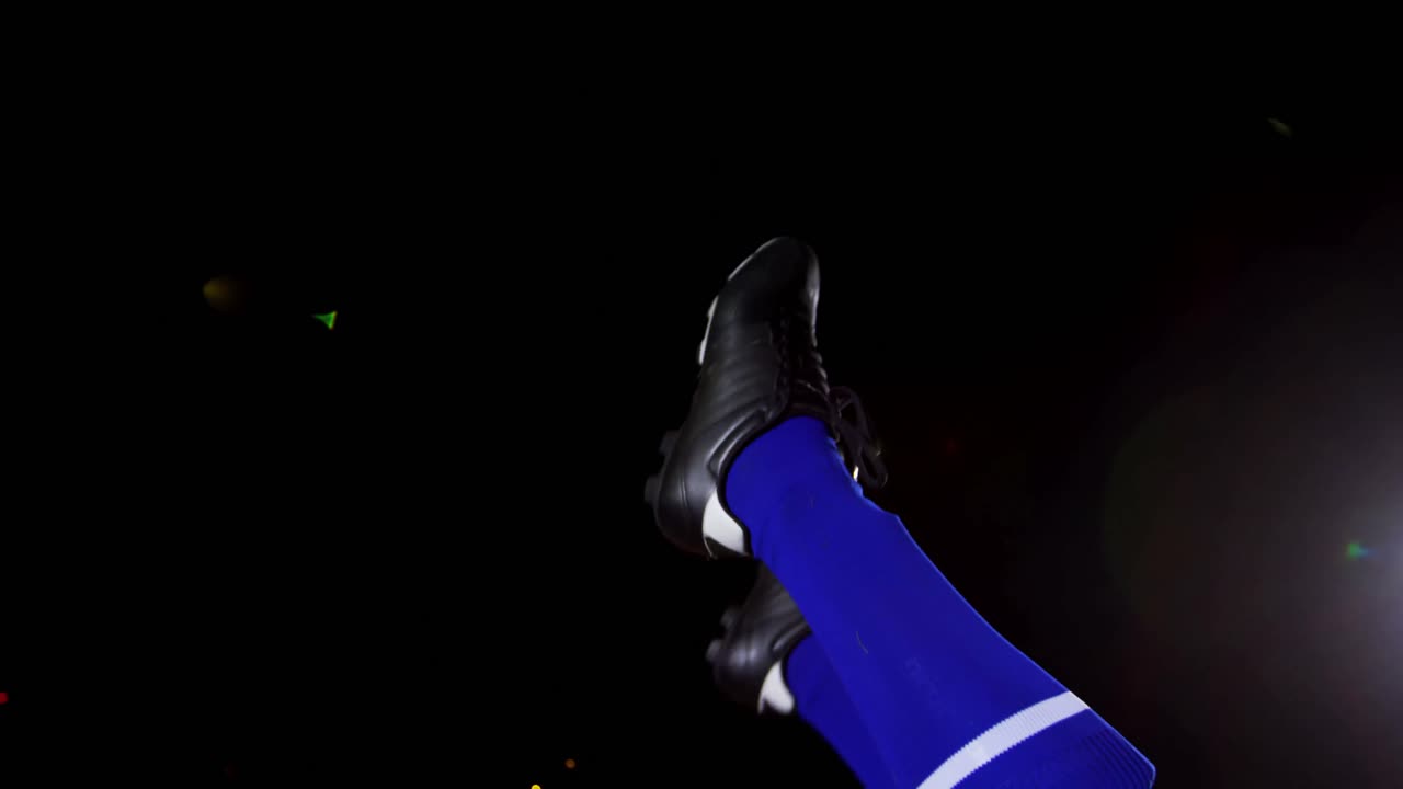 Calciatore che calcia il pallone 4k