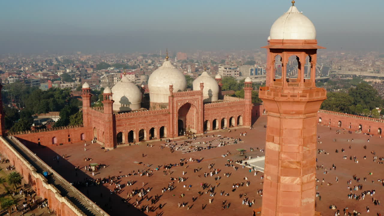 gente en el vasto patio de la mezquita badshahi en el fuerte de lahore, lahore, provincia de punjab, pakistán