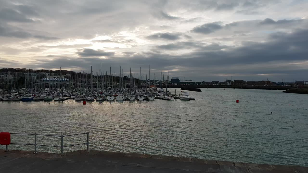 Bela vila de Howth no Mar da Irlanda