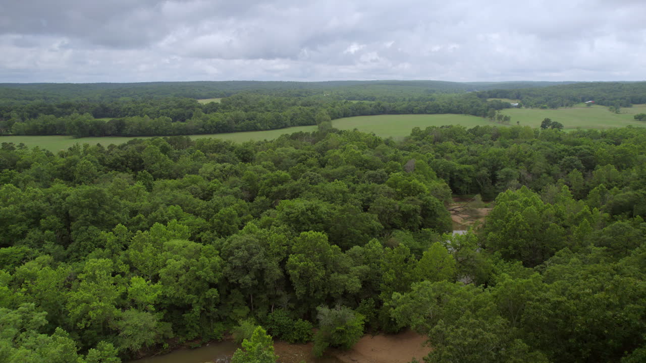 camiones aéreos dejados sobre bosques y arroyos en el país en farmton, missouri