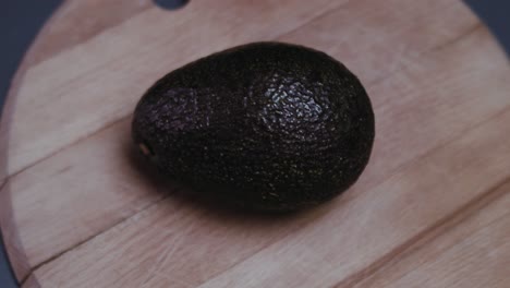 Avocado-Auf-Einem-Schreibtisch