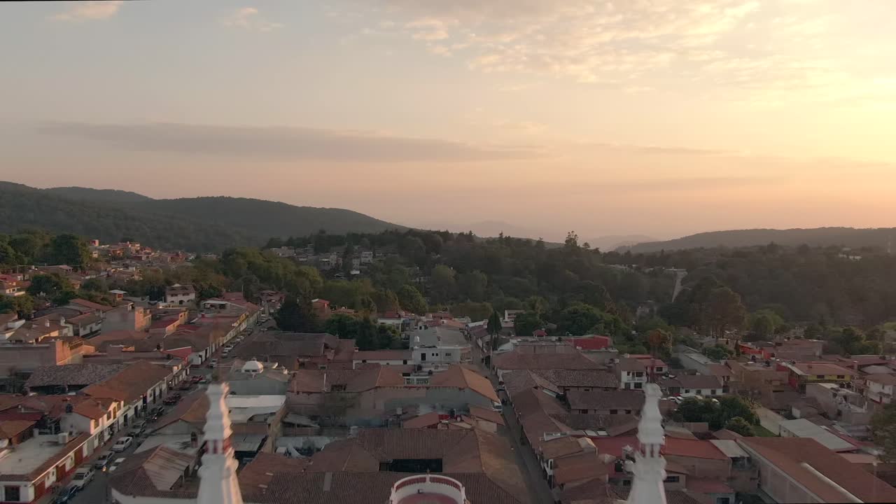 volar sobre el campanario de la iglesia de san cristóbal durante la puesta de sol en mazamitla, jalisco, méxico