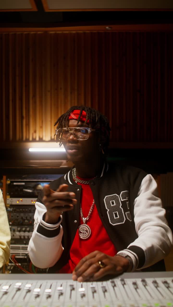 músico en un estudio de grabación