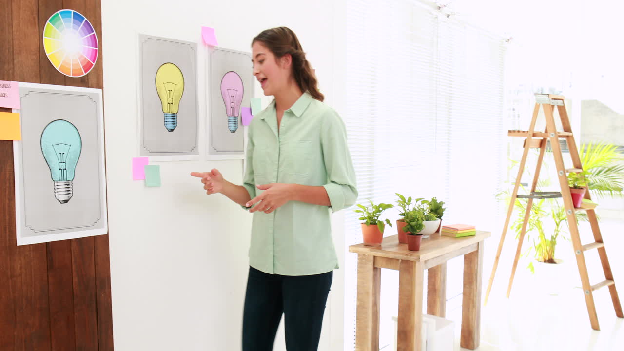 equipo de negocios ocasional que tiene una reunión