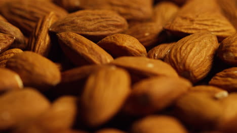 toma de cerca de las nueces de almendra girando en la mesa giratoria tomada en cámara lenta