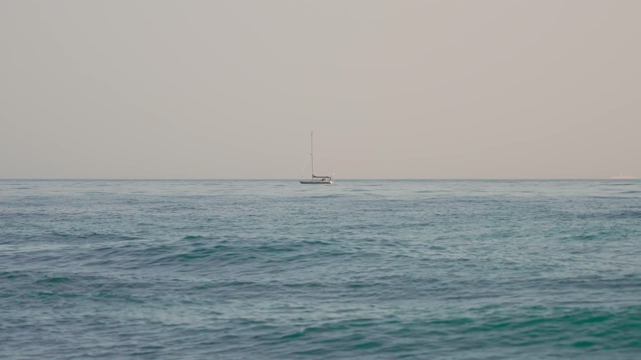 지중해 를 지나가는 세일 보트