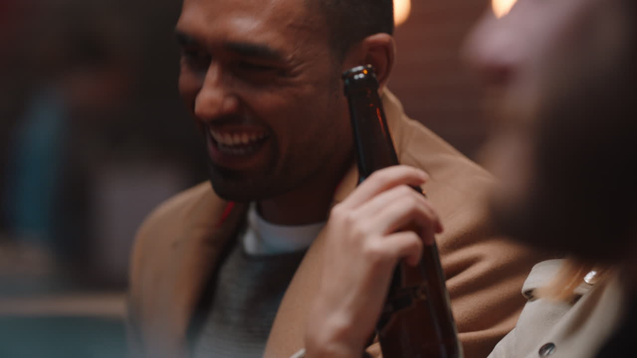 felices amigos celebrando una fiesta de reunión en un restaurante bebiendo disfrutando de la celebración de la amistad charlando divirtiéndose socializando juntos