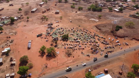 Video-Aéreo-De-Una-Zona-De-Mercado-Donde-La-Gente-Compra-En-Burkina-Faso,-África