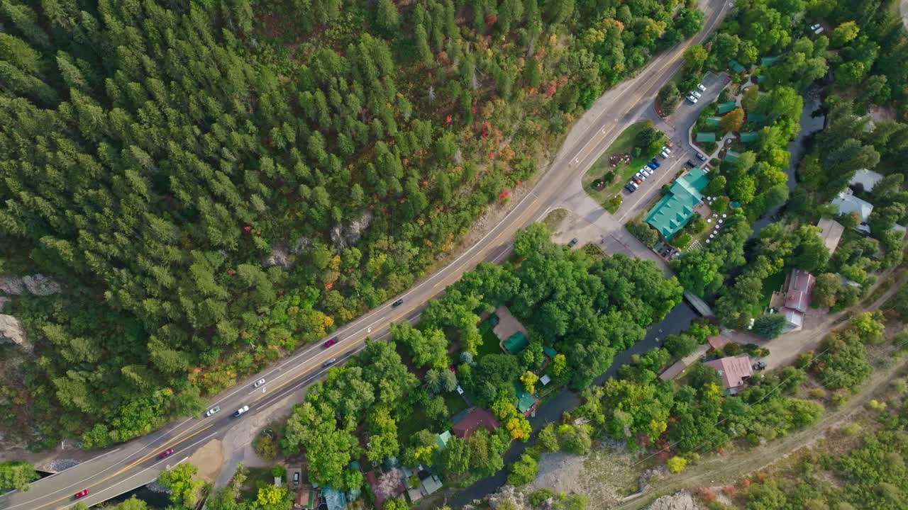 vista de ojo de pájaro sobre la carretera del cañón de ogden utah con hermosos colores