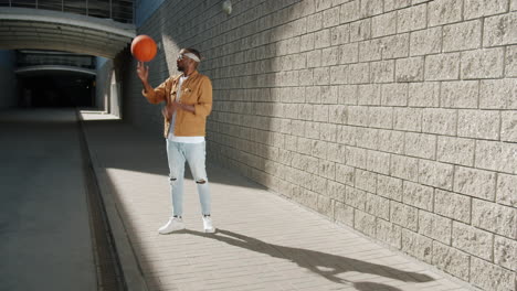 hombre jugando al baloncesto afuera
