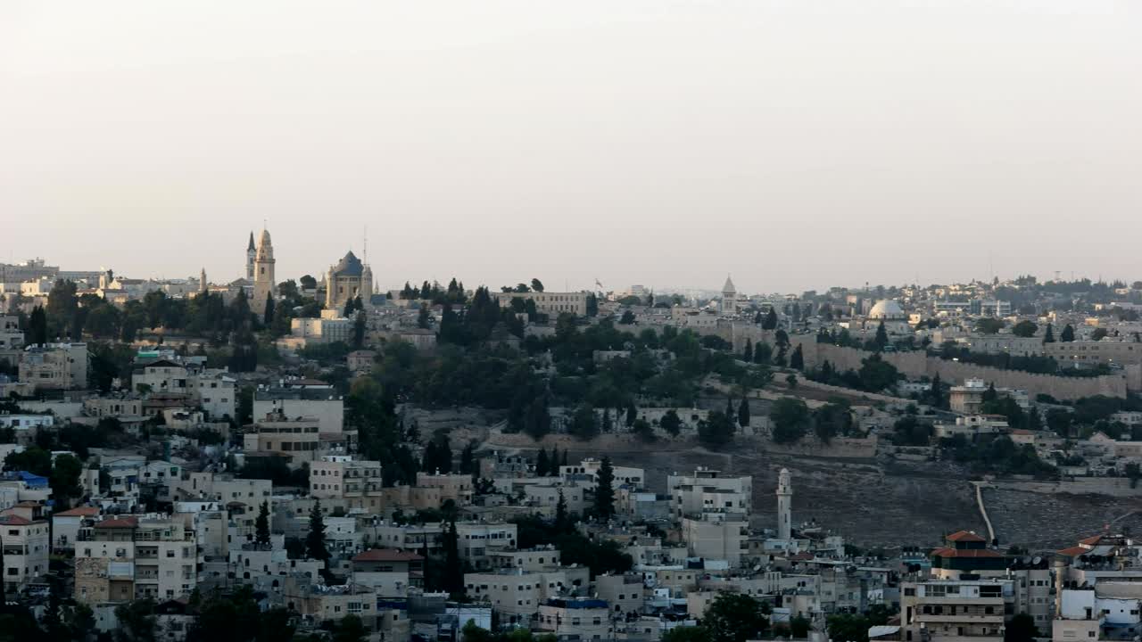 tomada panorámica de jerusalén y el monte de los olivos desde el paseo marítimo de haas