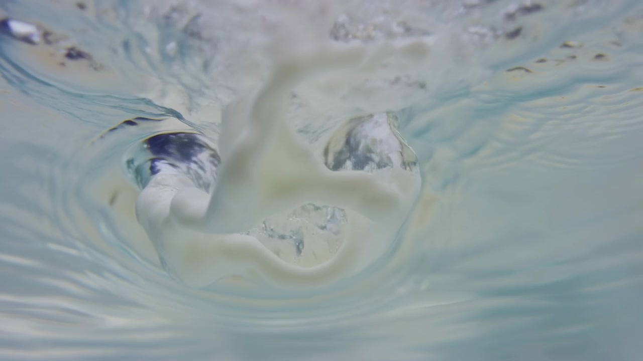 Un nuotatore è sott'acqua, respira e si concentra attentamente, con una chiara prospettiva sull'acqua e sugli occhialini. Questa scena è un contenuto sportivo e di fitness, che mostra la respirazione subacquea