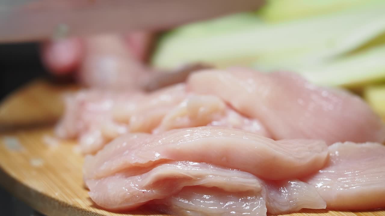 preparación de pecho de pollo crudo