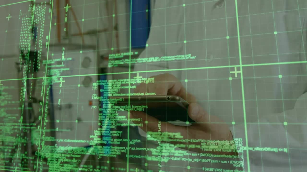 animación del procesamiento de datos sobre el médico masculino caucásico senior usando una tableta digital en el hospital