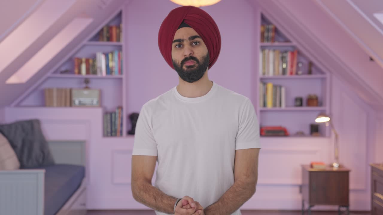 Uomo indiano Sikh arrabbiato che guarda