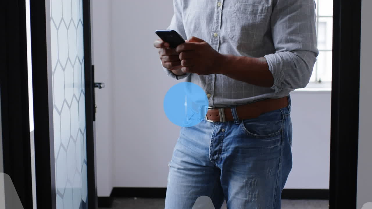 animación de la red de conexiones con iconos sobre el hombre usando un teléfono inteligente