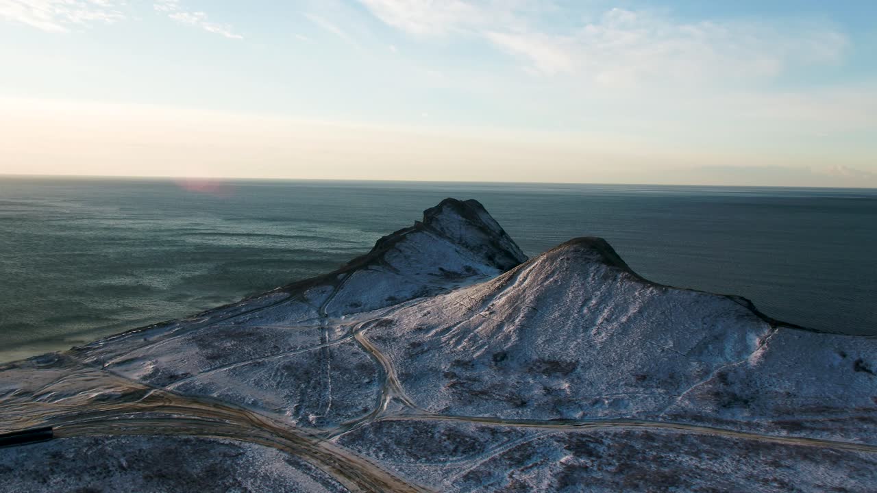 해가 뜨고 해가 지면 눈 인 산악 해안선