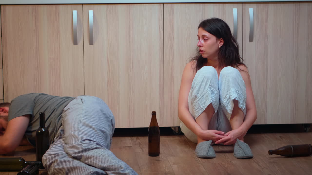 una pareja de ancianos teniendo una cena romántica.