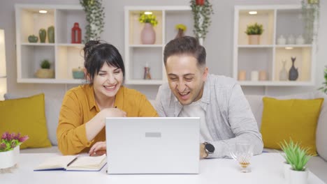 aplicación de parejas en la computadora portátil.