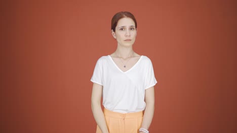 la mujer que quiere silencio.
