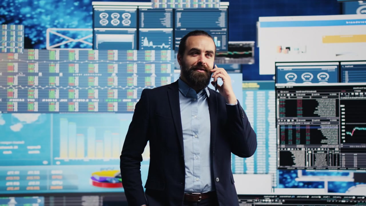 Un uomo d'affari discute le metriche KPI durante una telefonata professionale