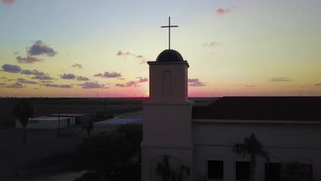 Campanario-De-La-Iglesia-Con-Una-Hermosa-Puesta-De-Sol-De-Texas