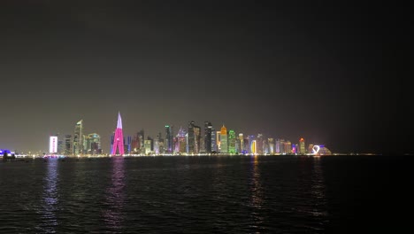 qatar tiene paisajes urbanos que hacen que las noches sean hermosas y la vida continúa durante toda la noche