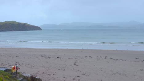 Atlantikküste-Und-Strand-An-Einem-Bewölkten-Tag-In-Irland