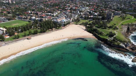 la playa de coogee en sídney, nsw, australia en verano - toma aérea de un dron