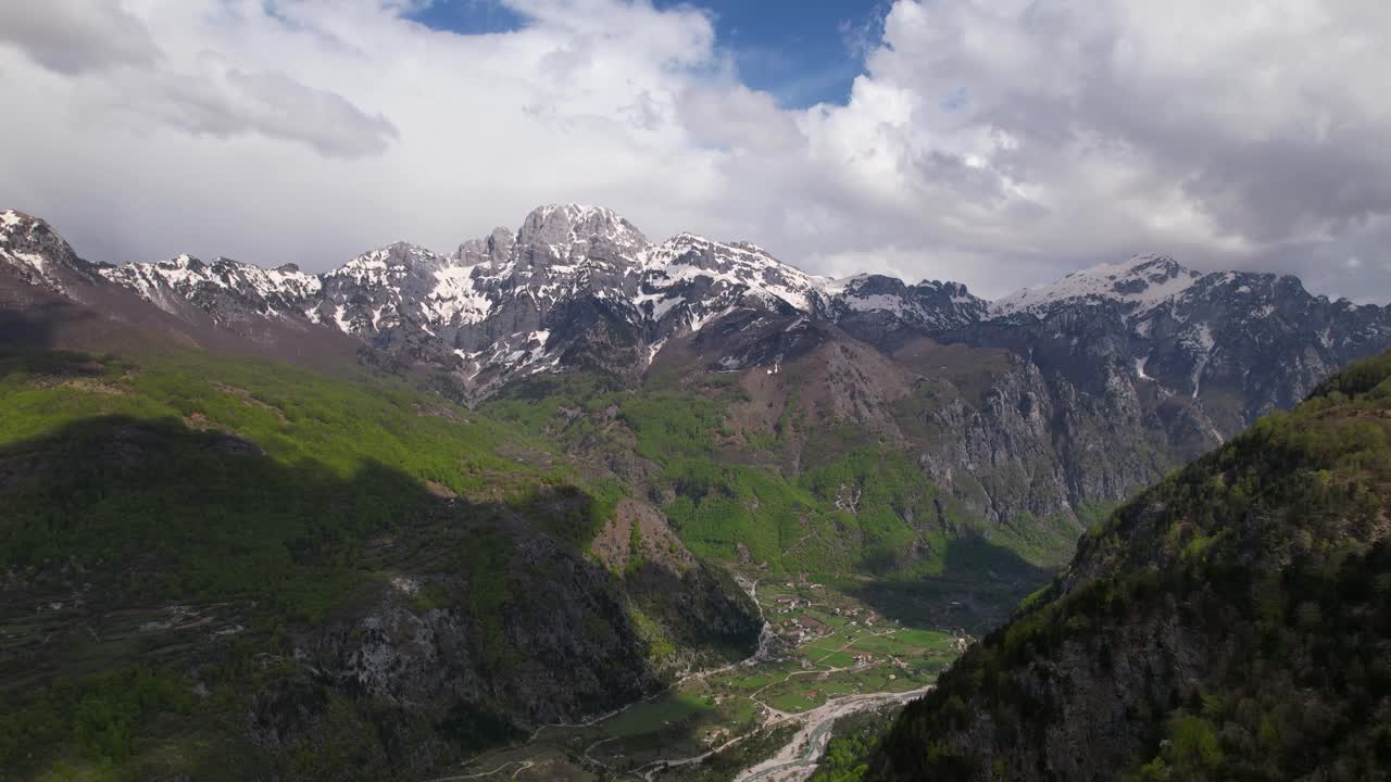 paraíso paisaje alpino con valle entre verdes bosques y montañas.