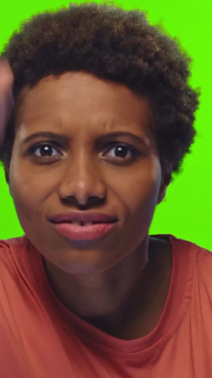 mujer expresiva con cabello natural que muestra emociones en un entorno vibrante