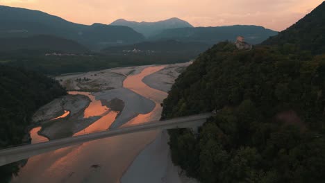 río tagliamento, el último río natural de los alpes con un amplio lecho fluvial en italia