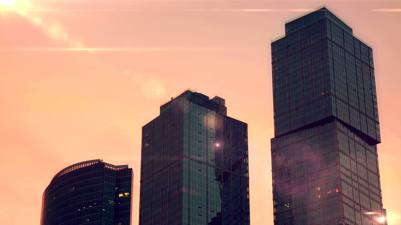las cimas de los rascacielos en el fondo de la puesta de sol time-lapse