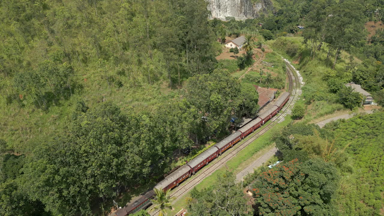 데모다라 기차역에서 멈춘 열차의 공중 드론 촬영