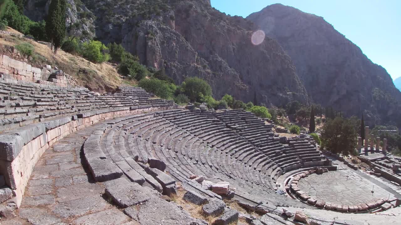 vista panorámica en el anfiteatro de delfos con el templo de apolo en grecia