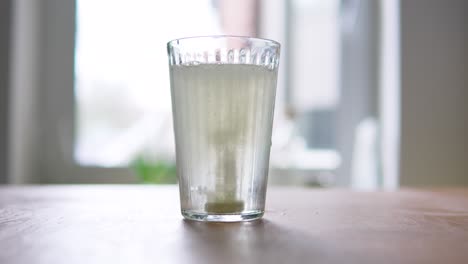 dejar caer un comprimido en un vaso de agua y dejar que la píldora se disuelva