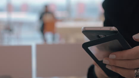 mujer usando teléfono celular en el café del aeropuerto