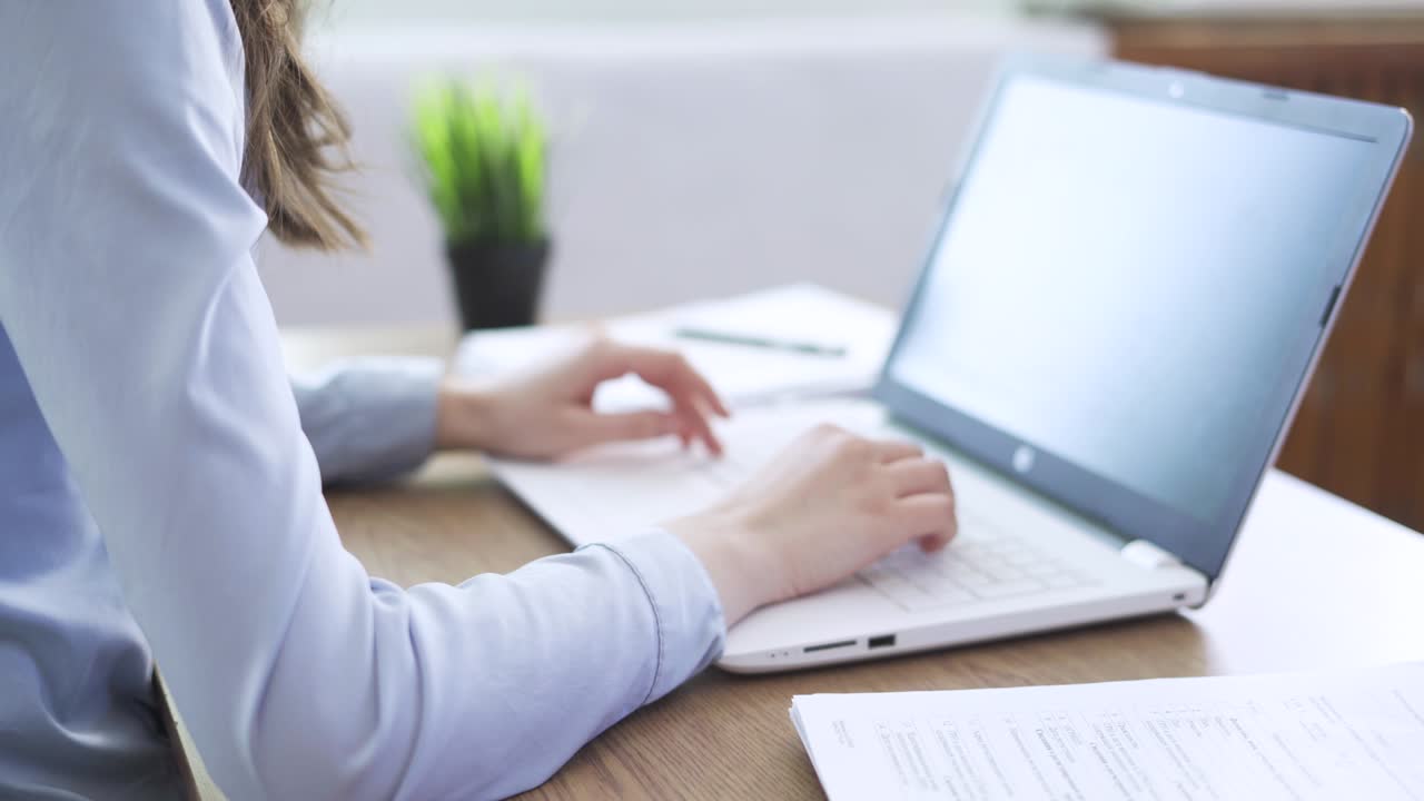 imagen de cerca manos femeninas escribiendo en el teclado de la computadora portátil