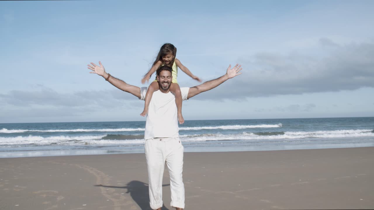 행복한 작은 딸이 아버지의 목을 타고