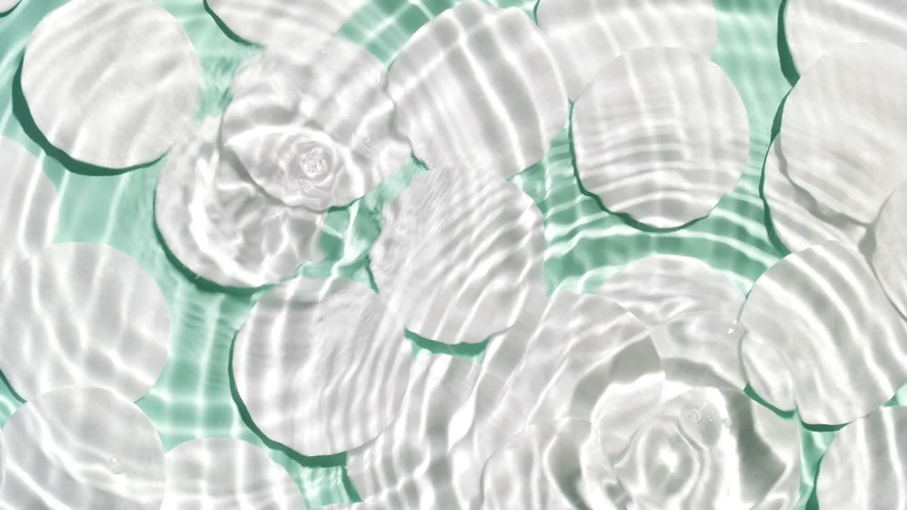 녹색 bg에 면 pads 위에 물 고리를 만드는 떨어지는 방울