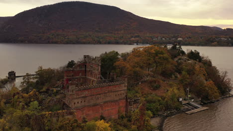 Luftdrohnenkameraflug-In-Richtung-Bannerman&#39;s-Castle-Im-Hudson-River-In-Beacon,-New-York