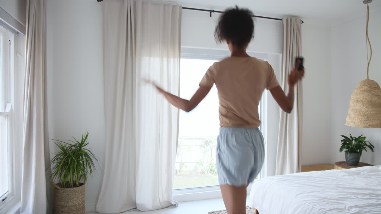 Donna che si rilassa a casa, sdraiata sul letto, che si gode un momento di pace.