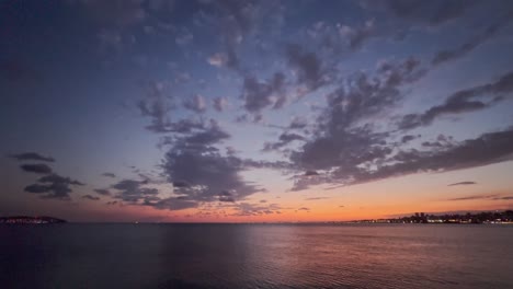 kleurrijke lucht, wolken en zee bij zonsondergang
