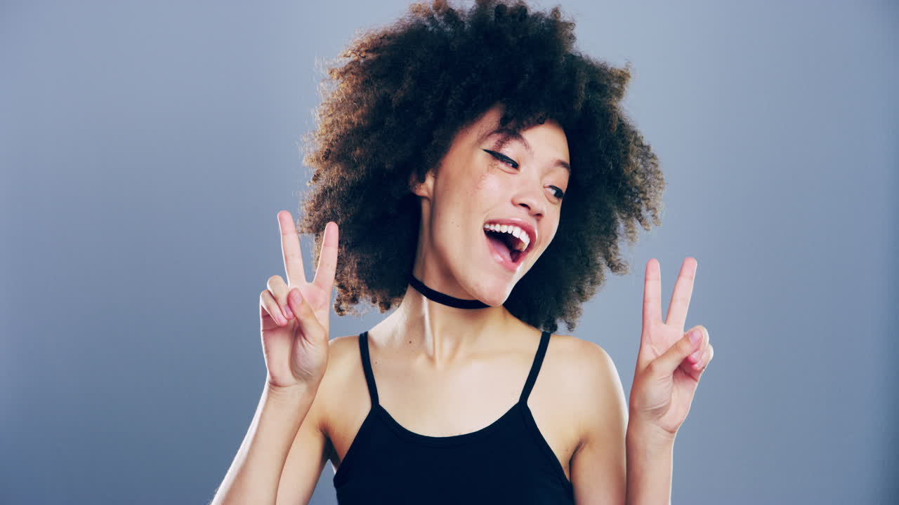 imágenes de video de 4k de una mujer joven mostrando una paz