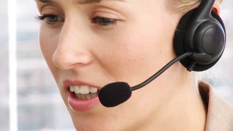primer plano de una mujer de negocios hablando en auriculares